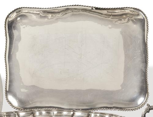  Bandeja de perfil ondulado en plata española punzonada 1ª Ley con marca comercial de J. Pérez Fernández.