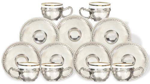  Juego de doce tazas con sus platos en plata española punzonada 1ª Ley con pocillo de porcelana con filo dorado.