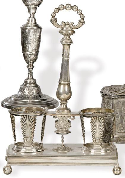  Recado de vinagreras de plata francesa punzonada Ley 950 de posiblemente Etienne Courtois, París 1818.1835.