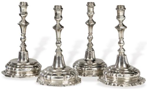 Juego de cuatro candeleros cordobeses de plata española punzonada todos con fiel contraste de Mateo Martínez Moreno marcador entre 1780 y 1804, año en que fallece y punzones de tres orfebres diferentes