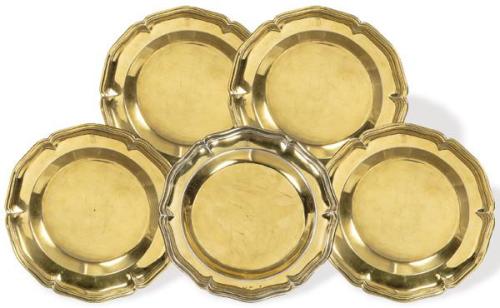  Cinco platos de plata sobredorada española, punzonados con dos juegos de punzones diferentes, orfebres no identificados y con fiel contraste de Bartolomé Galvez y Aranda h. 1759-1772 unos y de Mateo Martínez Moreno, otros, Córdoba 1784.