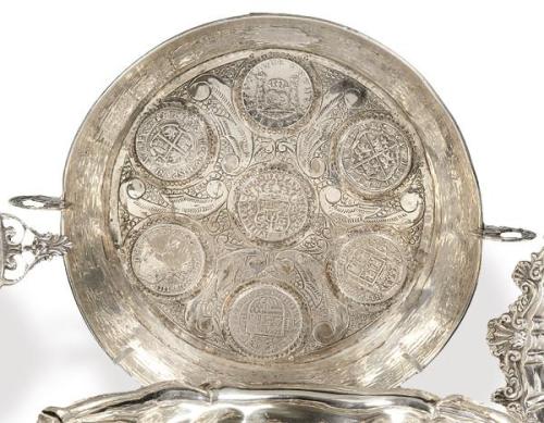  Cuenco de plata con marcas apócrifas, de estilo colonial, con decoración de monedas y asas.
