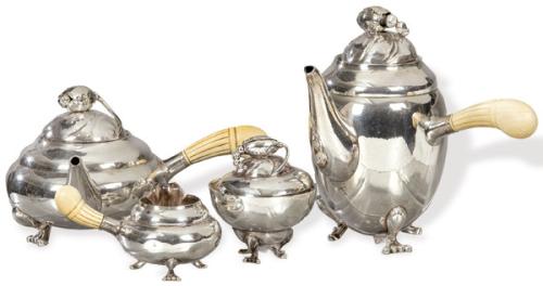  Tetera, chocolatera, azucarera y cremera de plata dandesa punzonada Ley Sterling de Georg Jensen h. 1915-1927.