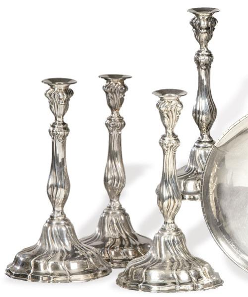  Juego de cuatro candeleros de plata española punzonada 1ª Ley con marca comercial de R. Torres.