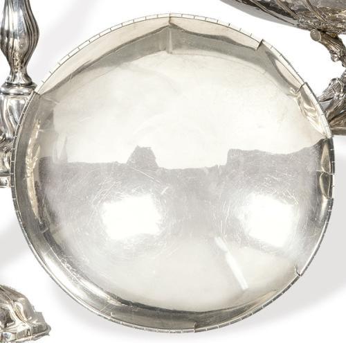  Centro de mesa de plata española punzonada 1ª Ley con labor de martelé.