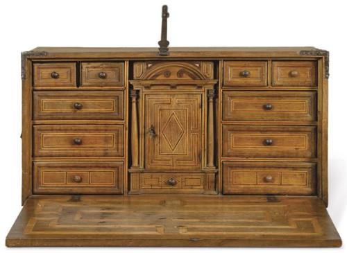  Bargueño arquitectónico con tapa en madera de nogal