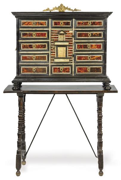  Papelera Carlos II de fachada plana, sin tapa en madera ebonizada, con gavetas en carey y hueso.