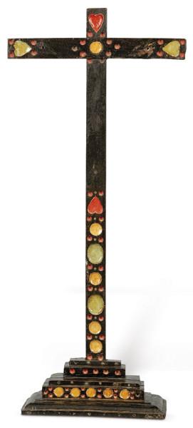 Cruz relicario colonial de madera tallada con acabado en maque y policromada Virreinato de Nueva EspañaS. XVIII.