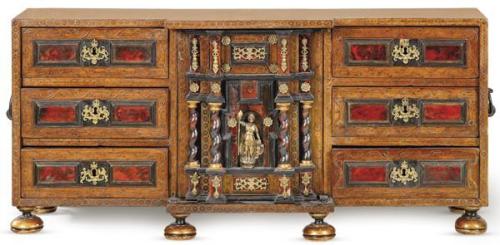  Papelera  estilo Carlos II en madera de nogal, placas de carey, y aplicaciones de bronce. Siguiendo modelos de finales del S. XVII.