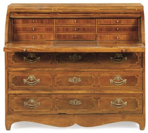  Buró de cilindro Carlos IV en madera de nogal, con decoración embutida de motivos geométricos en limoncillo, escudos de cerradura, y tiradores de bronce. España, finales S. XVIII