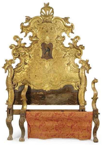  Cama Carlos III en madera moldada, tallada, dorada y policromada. Con pintura de Virgen Inmaculada en el centro.