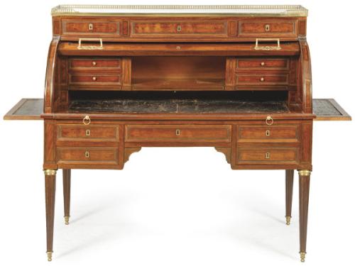  Bureau Luis XVI con tapa de cilindro en madera de caoba, que al abrirse revela un interior con cajones y compartimentos, y una superficie para escribir de piel negra, sobre él, tres cajones cortos y rematado por una barandilla de latón calado, a los lados