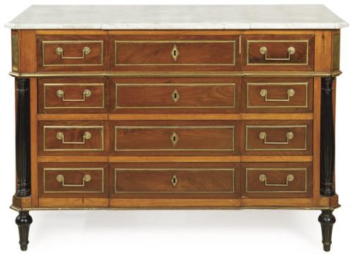  Cómoda Luis XVI en madera de caoba con un cuerpo central de cuatro cajones largos superpuestos flanqueados otros de menor tamaño y por columnas adosadas, con tiradores y apliaciones en latón. Falta tapa de mármol. 