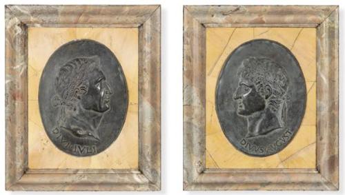  Pareja de paneles con perfiles de emperadores romanos en bronce sobre marco de marmol de Siena con marco de mármol jaspeado.