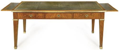  Bureau plat Directorio en madera de caoba con apliaciones y escudos de cerradura en latón. Con tres cajones cortos a la cintura, cubierta en cuero gofrado y dorado, y sobre patas rectas. 