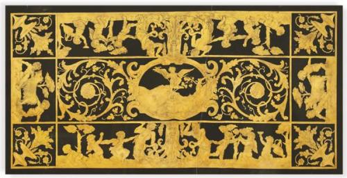  Tapa de escagliola estilo Simone Setti (1615 - 1680), realizada en pizarra y estuco pintado con motivos vegetales y puttis jugando en dorado, sobre fondo negro.