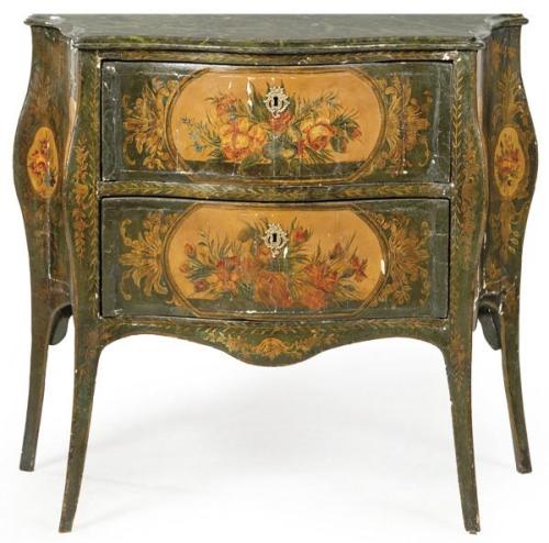  Cómoda rococó veneciana en madera lacada de perfil curvo con dos cajones superpuestos. Decoradas con escenas de ramos de flores en cartelas y motivos vegetales sobre fondo verde. Tapa pintada imitando marmol verde. 