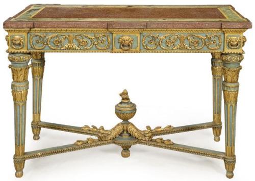 Mesa de centro neoclásica de Piamonte, en madera policromada y parcialmente dorada. Ornamentada en la cintura por un friso con roleos sobre patas acanaladas unidas por una chambrana en X.Con una gruesa tapa de estuco imitando pórfido y mármol.