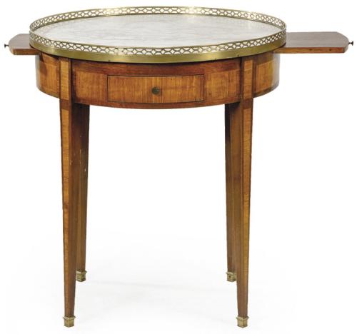 Mesa Guéridon Bouillotte Luis XVI en madera de palo de rosa y caoba, con tapa circular de mármol blanco con barandilla de latón calado