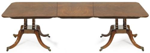  Mesa de comedor extensible Regencia en madera de caoba sobre dos pedestales formados por cuatro columnas torneadas y patas de sable acabadas en ruedas. Inglaterra, finales S. XVIII