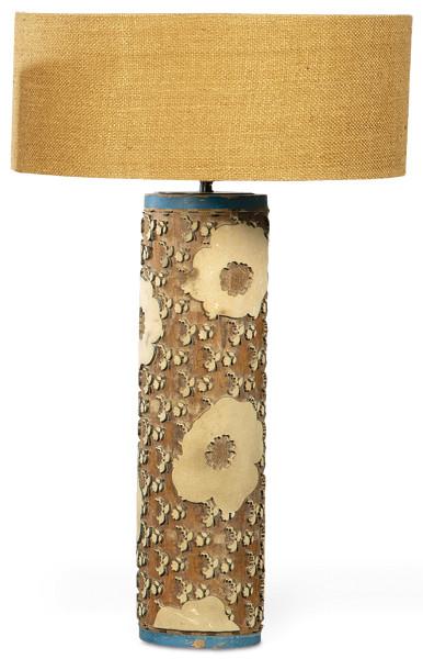  Lámpara de mesa realizada con rodillo para imprimir papel