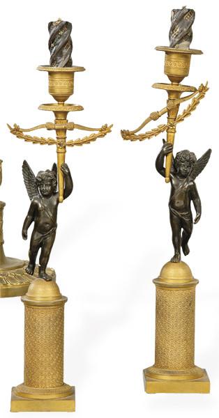  Pareja de candeleros de bronce dorado y patinado con vástago de ángel