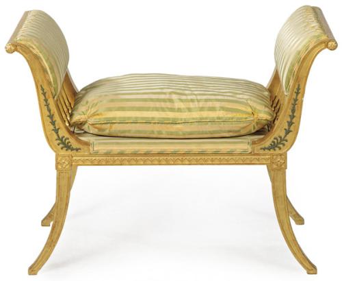  Banqueta estilo Imperio en madera tallada y dorada, con brazos y patas curvos. Tapicería de seda.