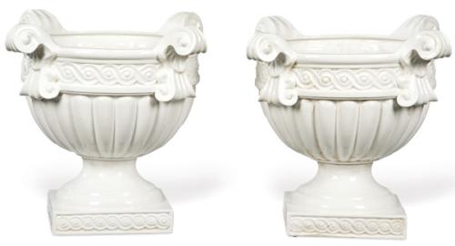  Pareja de grandes jardineras en forma de copas clásicas en cerámica esmaltada en blanco de Bassano. Con marca en la base.