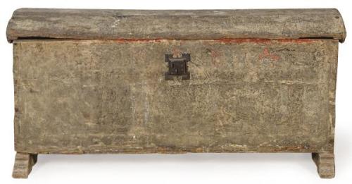  Arca con tapa en artesa, ligeramente curva en madera pintada. con cerradura de hierro. Faltas