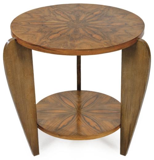  Mesa art decó en madera de nogal, con tapa circular, sobre tres patas recortadas.