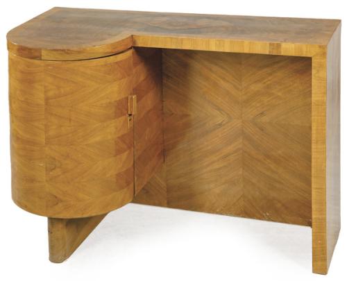  Mesa escritorio art decó en madera de nogal, con tapa irregular, con un pedestal semicircular con puerta abatible.