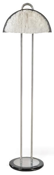 Lámpara de pie Art Decó, con estructura de metal cromado sobre base circular de madera pintada de negro y tulipas de cristal de murano.