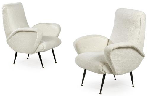  Pareja de butacas siguiendo modelos de Carlo Mollino con tapicería de boucle blanca.