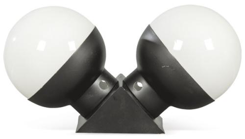  Aplique de pared con estructura de metal lacado en negro y dos difusores globulares de vidrio opalino blanco.