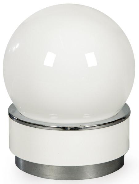 Lámpara de mesa con estructura cilíndrica de metal cromado y lacado en blanco y tulipa globular de vidrio opalino blanco.