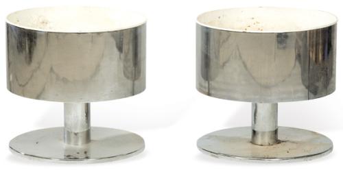  Pareja de jardineras cilíndricas en acero y metal lacado en blanco.