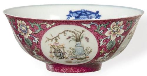  Cuenco de porcelana china con esmaltes de la Familia rosa con marca apócrifa de Qianlong S. XX.