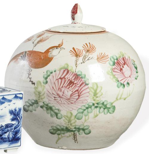  Jarrón globular de porcelana china con esmaltes polícromos, Dinastía Qing, S. XIX