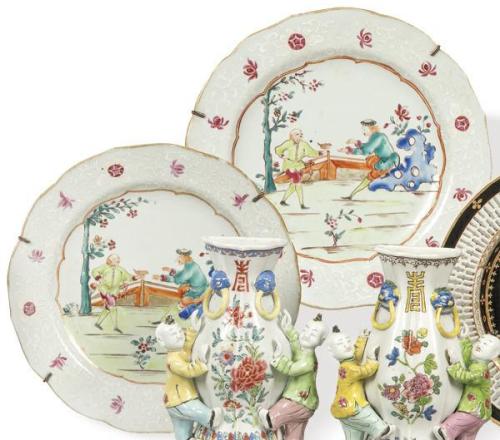  Pareja de platos de porcelana de Compañía de Indias con esmaltes polícromos y dos personajes europeos, Dinastía Qing, época de Qianlong (1736-95).