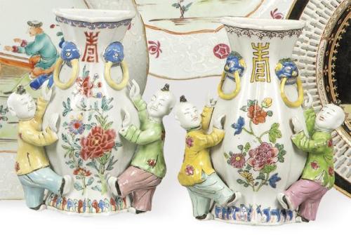  Pareja de violeteros de pared de porcelana china con esmaltes polícromos Dinastía Qing S. XIX