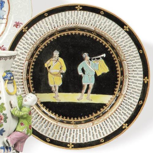  Plato de porcelana de Compañía de Indias con esmaltes polícromos sobre fondo negro, Dinastía Qing, época de Qianlong (1735-96) h. 1740.
