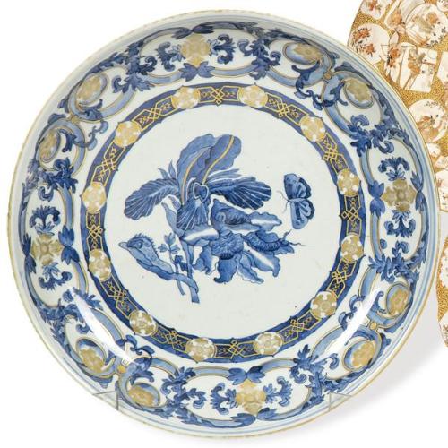  Gran plato hondo de porcelana de Compañía de Indias, azul, blanco y oro, Dinastía Qing, época de Qianlong (1736-95)