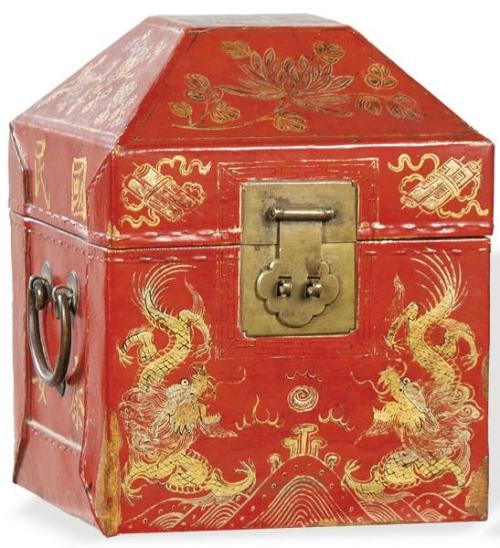  Caja china de tapa poligonal en madera forrada en piel lacada en rojo y dorada, China Dinastía Qing S. XIX.