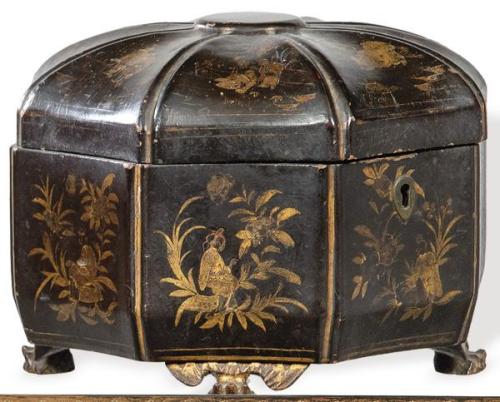  Caja china poligonal de madera lacada en negro y dorada, China Dinastía Qing S. XIX.