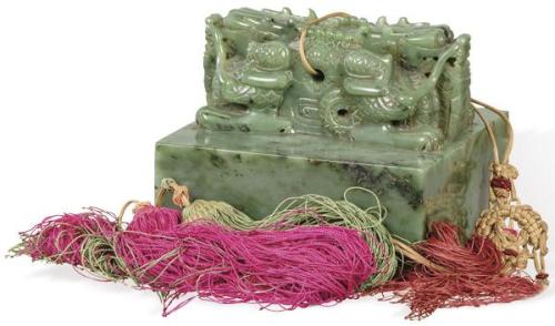  Sello tallado en jade con dos dragones entrelazados en la parte superior, China Dinastía Qing ff. S. XIX.