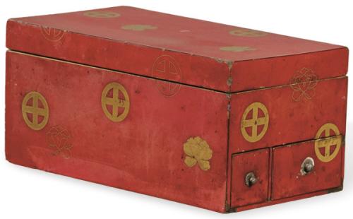  Caja de madera lacada en rojo, Japón, Periodo Meiji (1868-1912) ff. S. XIX