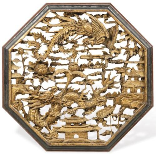  Panel octogonal de templo chino en madera tallada, calada y dorada, Dinastía Qing S. XIX.