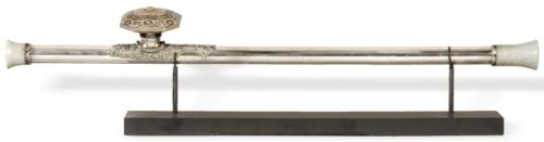  Pipa de opio de metal plateado, jade y terracota estampada, China Dinastía Qing S. XIX.