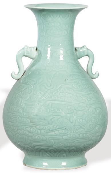  Gran jarrón de porcelana china con vidriado celadón y decoración grabada S. XX.