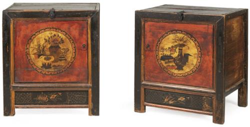 Pareja de mesillas chinas de madera pintada ff. S. XX.